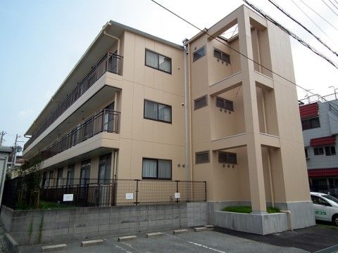 3階建ての建物で、中庭には芝生や植物が植えられており、居室から外の景色を見ることができる。マンションの様な外観である。