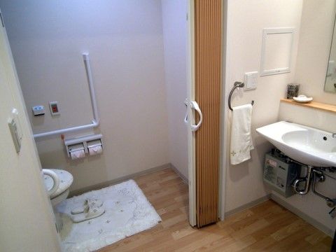 トイレは洋式で、壁には手すりがあるので、立ち上がりの時などに便利である。ナースコールがあるので、非常時も安心である。