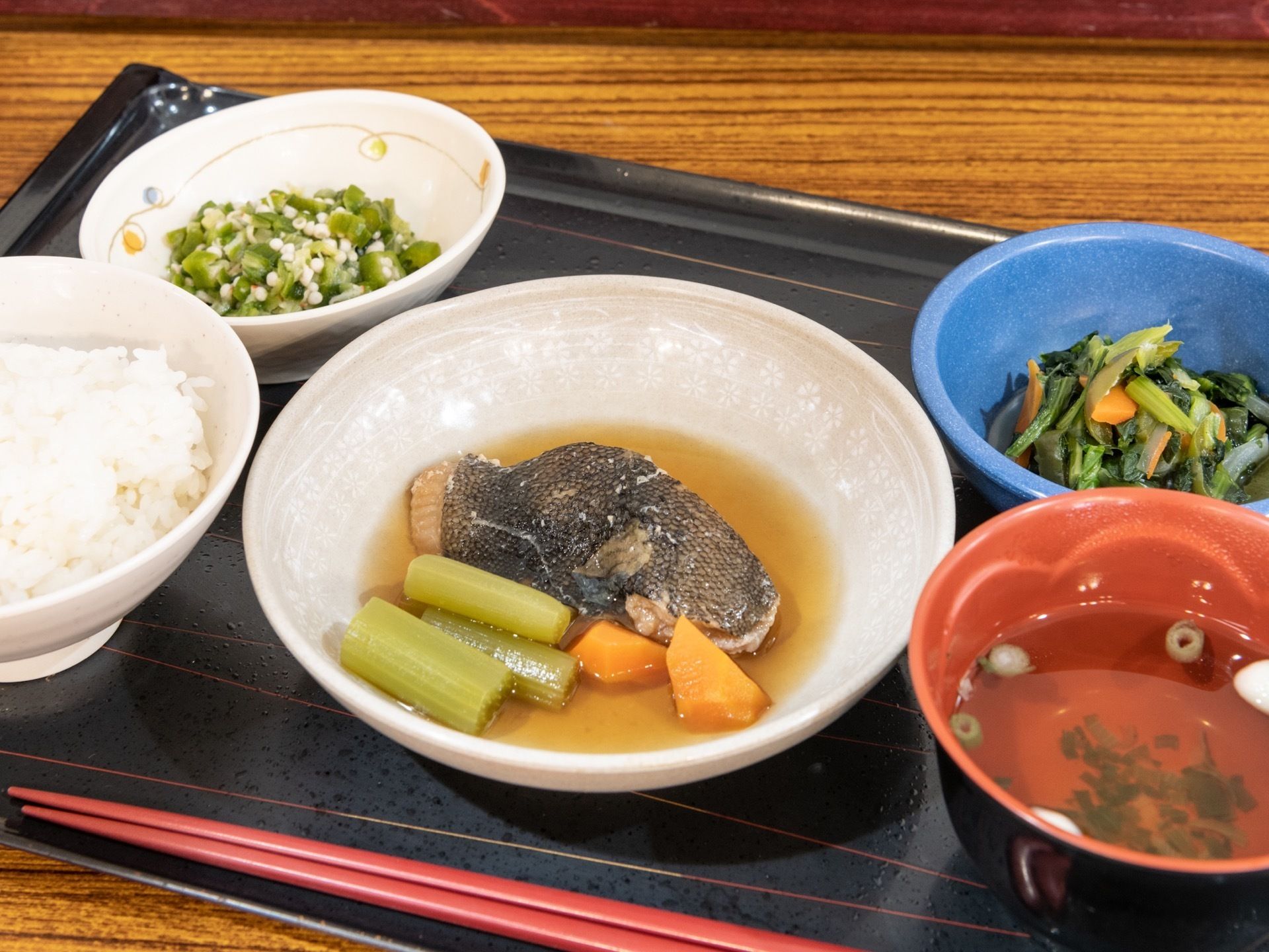 食事は毎日の楽しみの一つになるように工夫されている。栄養バランスはしっかり考えられ、量や色どりもご満足いただけるようになっている。
