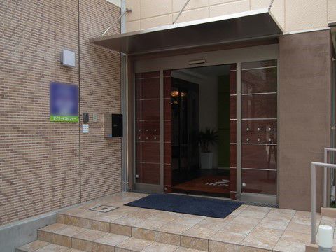 階段やスロープが設置されている、自動扉のエントランス