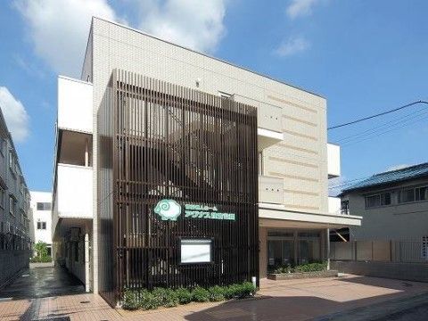住宅街の中にある、３階建てのお洒落なグループホーム