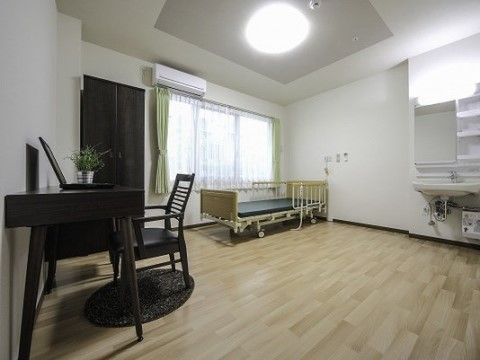 エアコンやナースコール、洗面台などが完備されたゆとりある居室