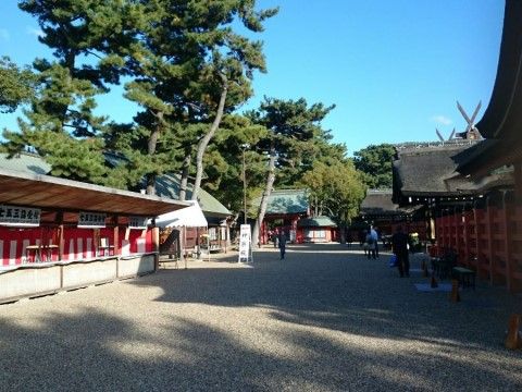 玉砂利が敷き詰められた広い参道が続いている。境内には大きな樹木がたくさん植えられており、それぞれに葉が青々と茂っている。