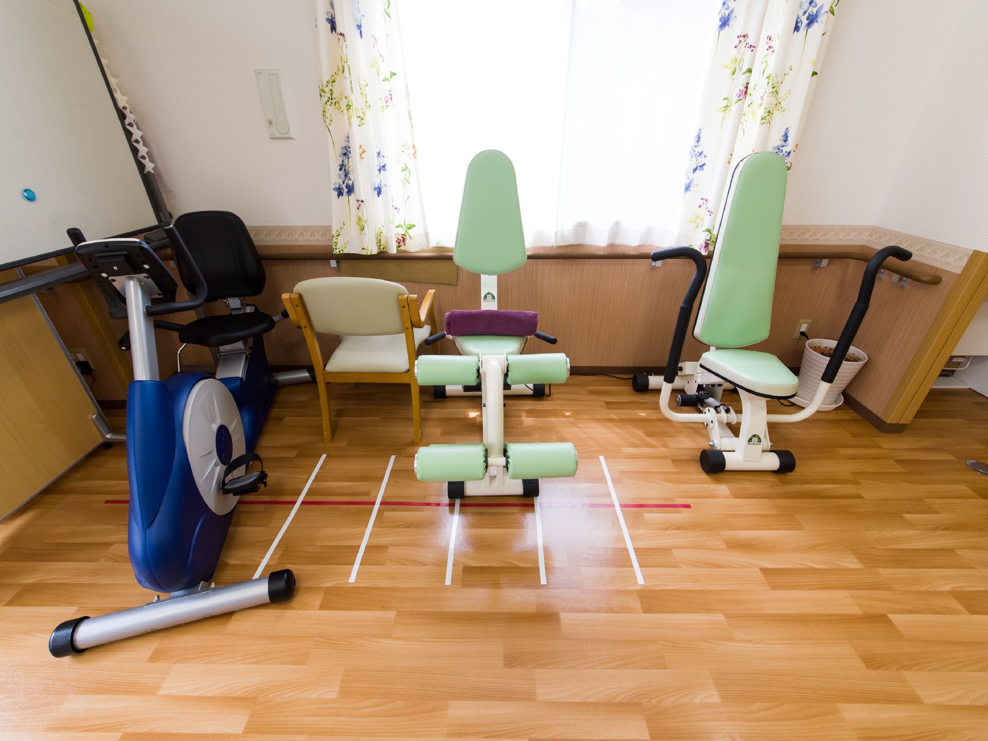 部屋の一部、窓際には3種類のトレーニング器具が用意されており、自由に使うことが可能になっている。