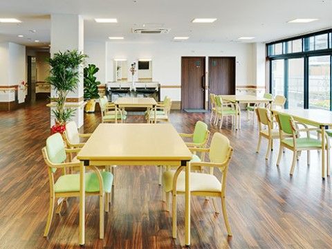 広々とした大きな窓のある明るい空間である。４人掛けのテーブルセットがゆったりと置かれている。洗面スペースが２ヶ所ある。