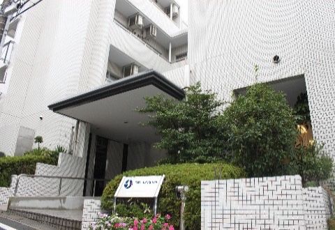 白い壁が瀟洒な高級マンションのように見える居住型老人介護施設