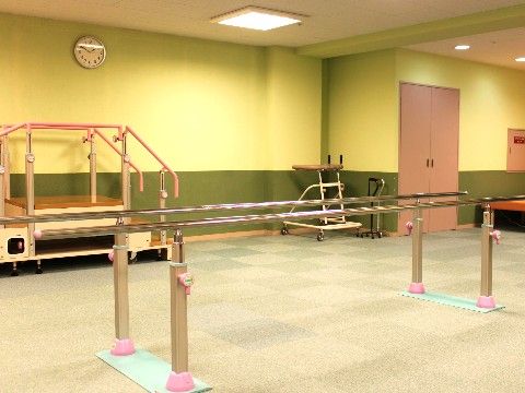 歩行器や歩行バー、ステップなどが設置され、リハビリやトレーニングなどが気軽にできる部屋