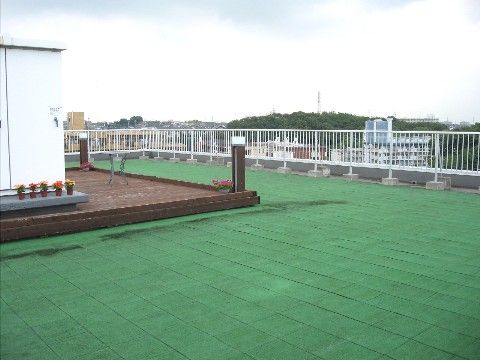 人工芝が敷き詰められ、遠くの景色を眺めながら寛ぐことができる屋上