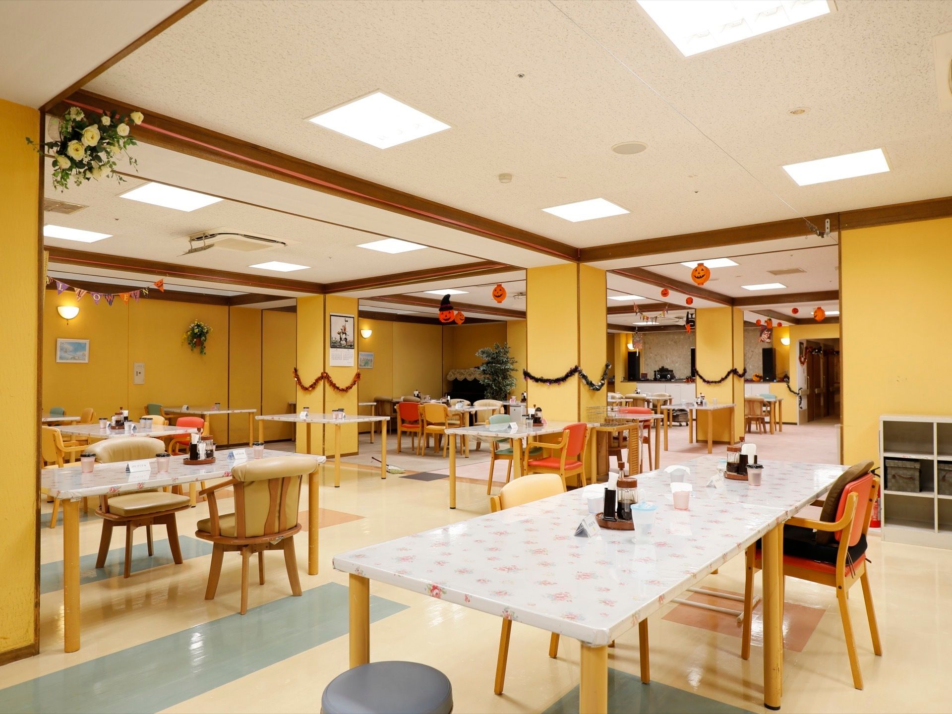 食堂には、座面が広くしっかりとした背もたれのついた椅子や、白色の天板のテーブルが多く置かれている。季節のイベントも飾りもある。