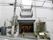 白色を基調とした３階建ての施設である。道路に面して建っており、道路からすぐに階段やスロープが入口に通じている。