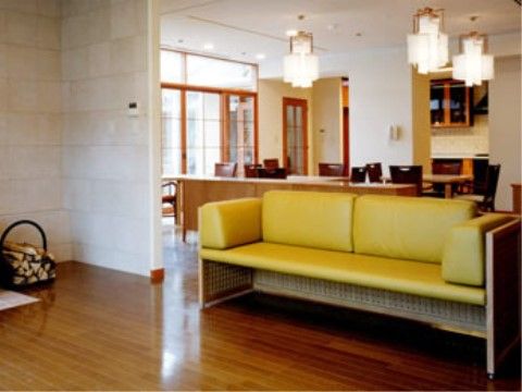 ソファーのある共有スペース