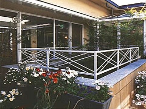 花が植えられている中庭