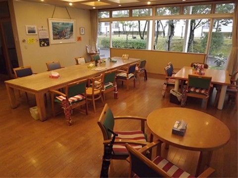 椅子やテーブルのある共有スペース