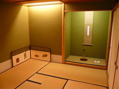 掛け軸が飾られた和室