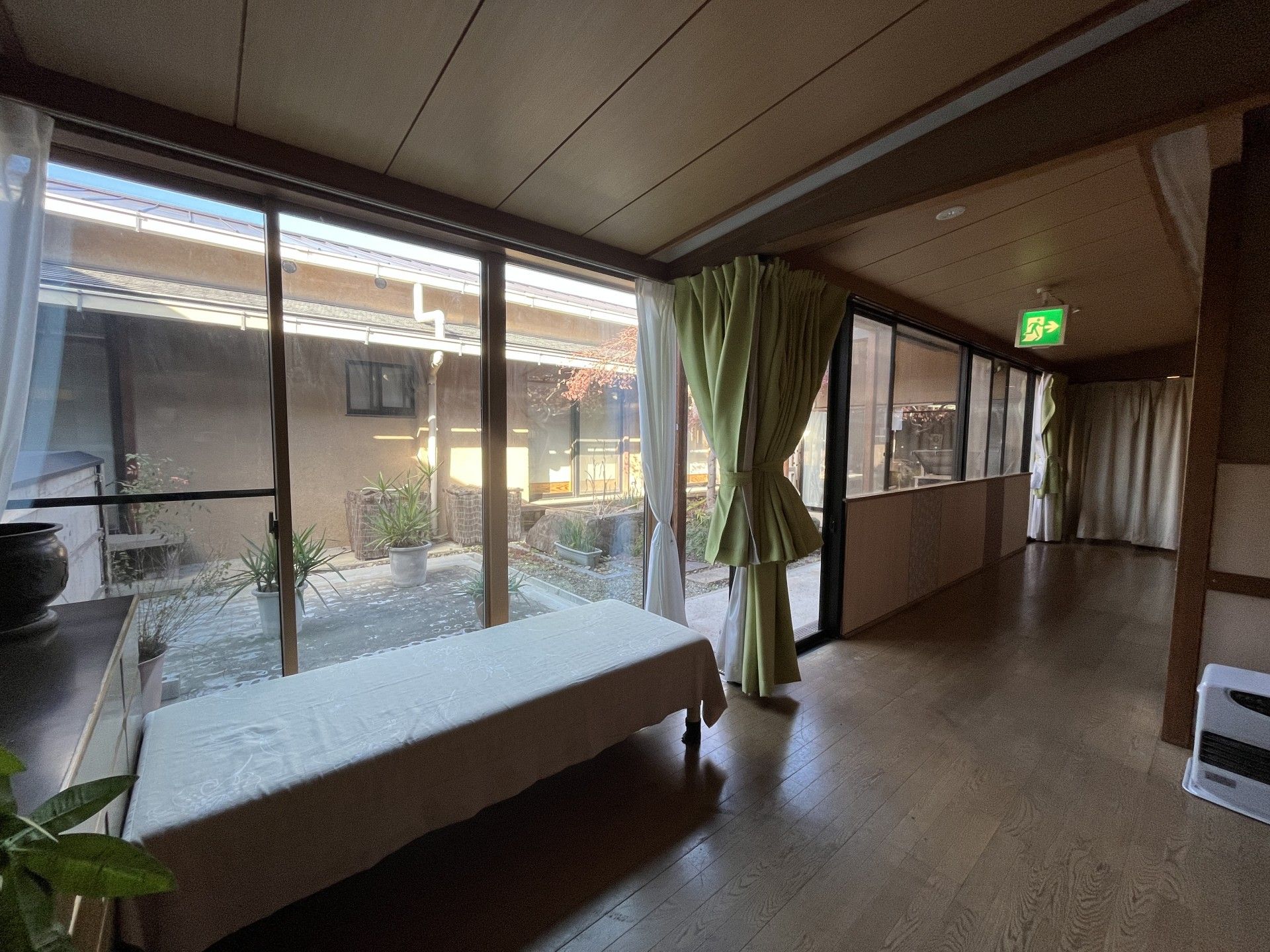 庭を望む廊下