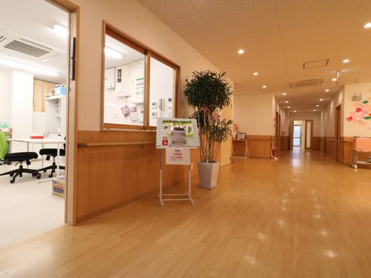 広くて開放的な廊下