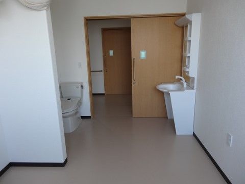 清潔感のあるトイレ、洗面台がお部屋の中にある。入居者様にはプライベートが守られたスペースで過ごしていただける。