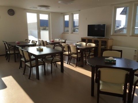 窓を多く配したリビング。テレビが用意されており、入居者様同士で楽しくゆっくりとお食事を味わうことができる。
