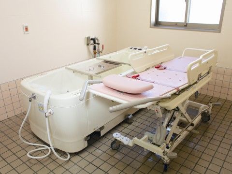 介護用の機器が設置された浴室
