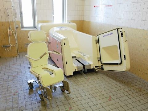 特殊浴槽が設置された浴室