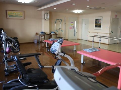 トレーニングマシンが設置された機能回復訓練室