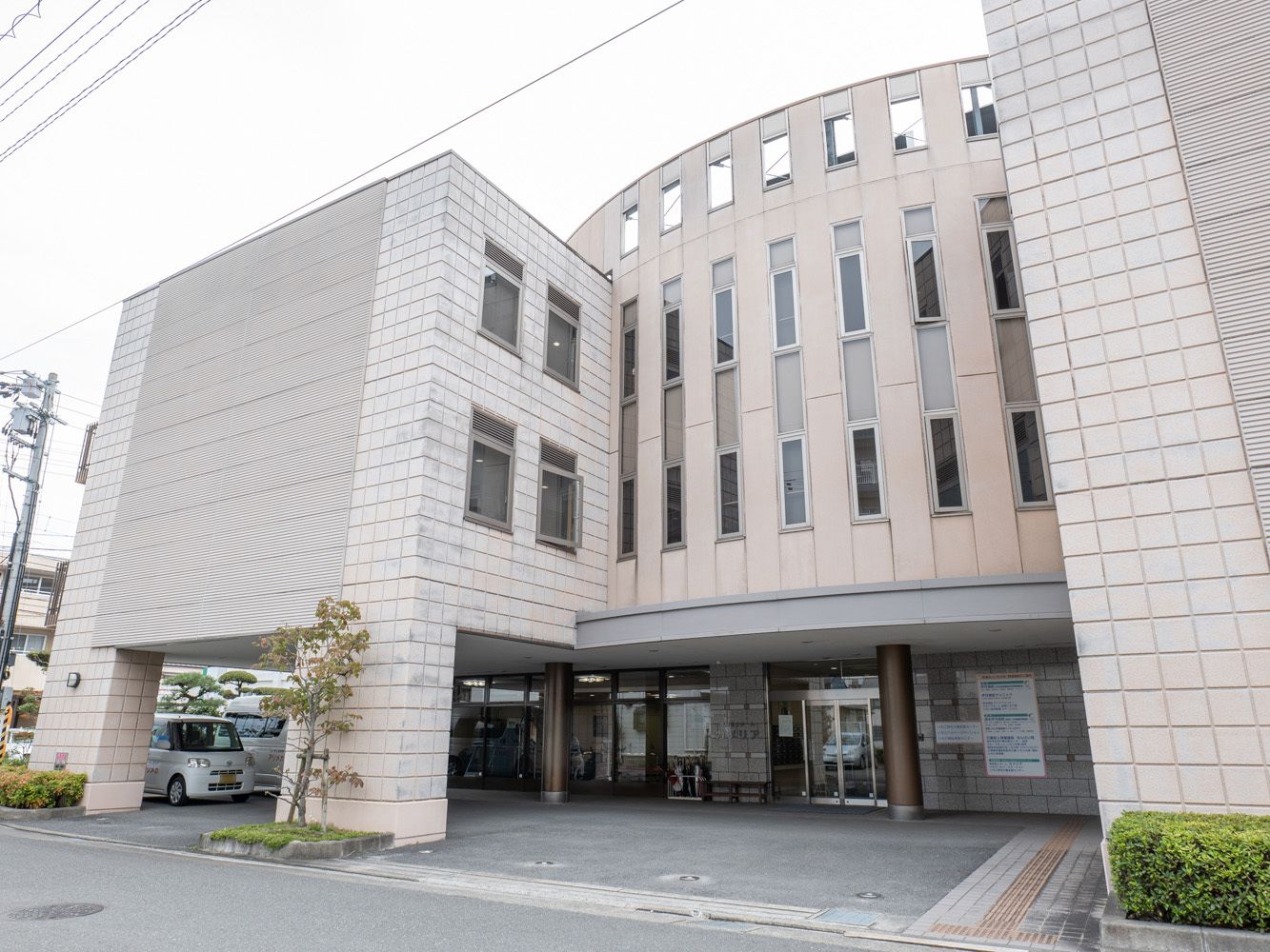 駐車場から撮影した介護施設の外観