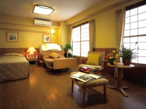 右に障子の入った窓が２つあり、左奥にベッドが2台ある居室