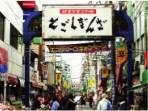 人々が行き交う商店街には、左右両側には多くの店がある。買い物などに出かけることや地域の方々と交流することができる。