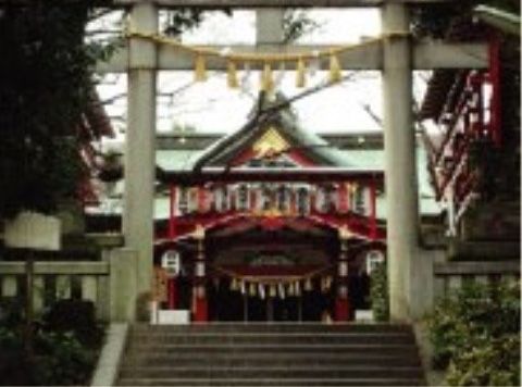 商店街から近くには神社があり、お参りをしていくことができる。そこまで散歩をすることで、石段の上り下りなどが運動になる。