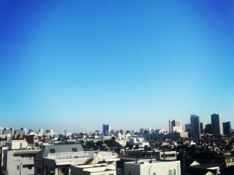 広々とした空を鑑賞することができる。周囲にはビル群や住宅街が広がっており、人々の生活の様子を眺めることができる。