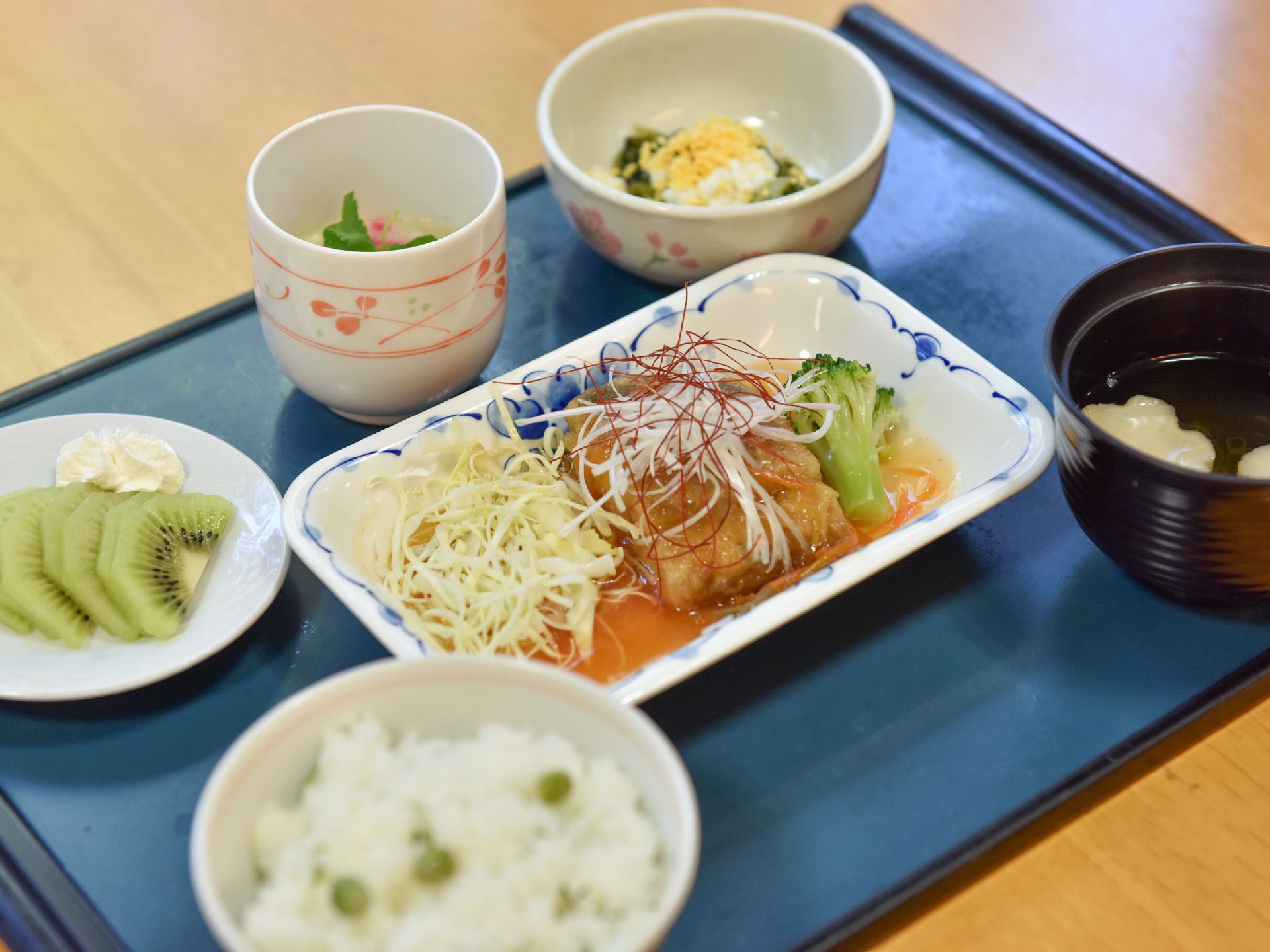 メインのおかずに豆ごはん、お吸い物に小鉢、フルーツも添えられた栄養バランスと季節感をも考慮された食事。