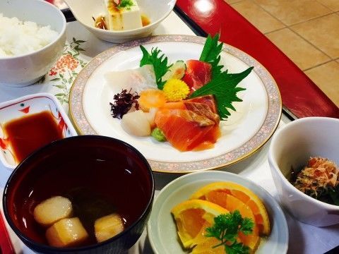 豪華なお刺身の盛り合わせや小鉢、フルーツのついた食事