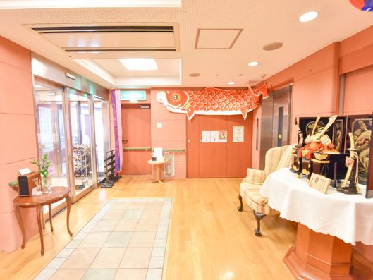 明るくモダンなエレベーターホール