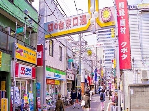 近隣の商店街の様子である。長時間営業のコンビニエンスストアや飲食店が立ち並んでおり、入居者様の生活をサポートする。