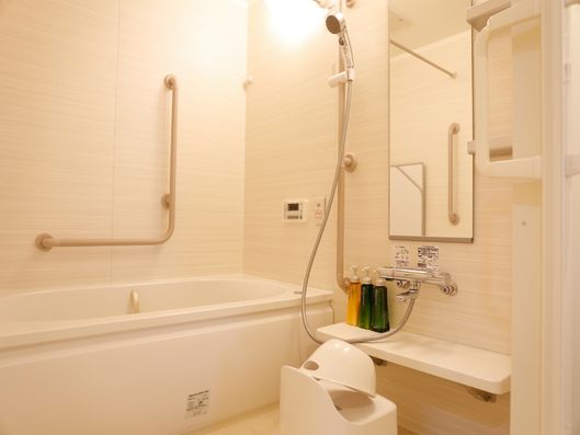 白で統一された個人用浴室