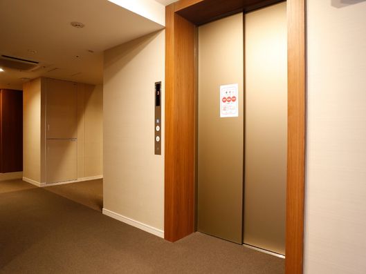 エレベーター前