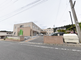 静かな住宅街に位置する施設外観