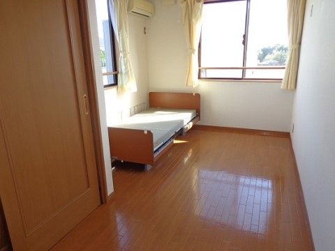 「いっしん館「霞ヶ浦」」の居室。フローリングと白い壁で、親しみやすい居室を演出し、快適な生活をしやすくなっている。