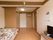 木のぬくもりが感じられるシンプルなワンルームの部屋。扉はスライド式となっており、テレビやベッドが置かれている。