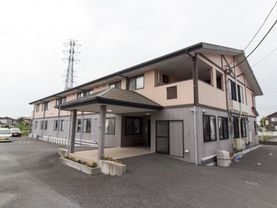落ち着いた住宅街の中にある建物。館内までのアプローチまでは段差がなく、アスファルトで綺麗に舗装されている。