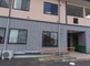 広々とした介護施設の駐車場