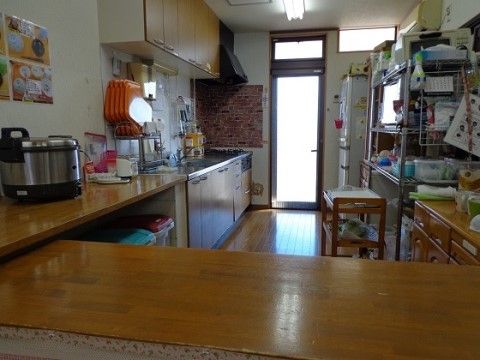 「 いっしん館「こまち」」のキッチン。スタッフが丁寧に作ったご飯を、出来たてで食べることができ、毎日メニューが変わる。
