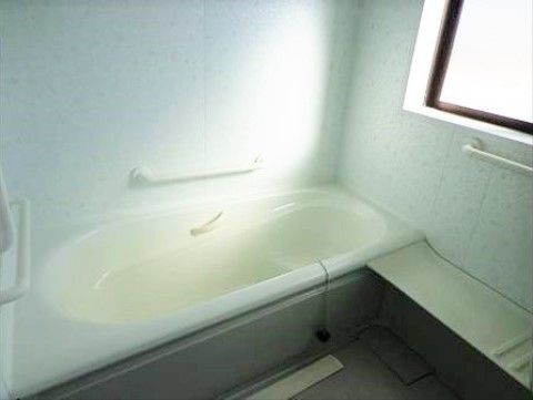 「 いっしん館「こまち」」の浴室。白色カラーの浴槽は、手すりや滑り止めが付いて安心して入浴ができる。