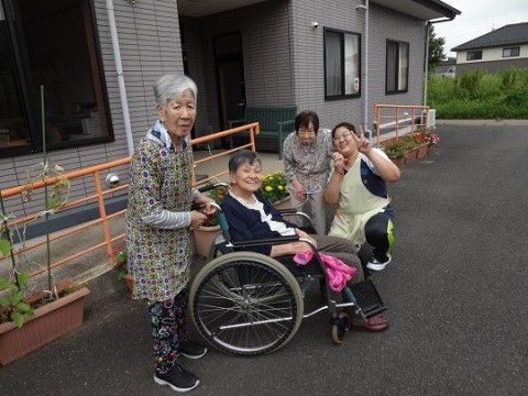 「 いっしん館「こまち」」の玄関前。エントラス部分は、スロープが付いており、車椅子の移動が楽になっている。