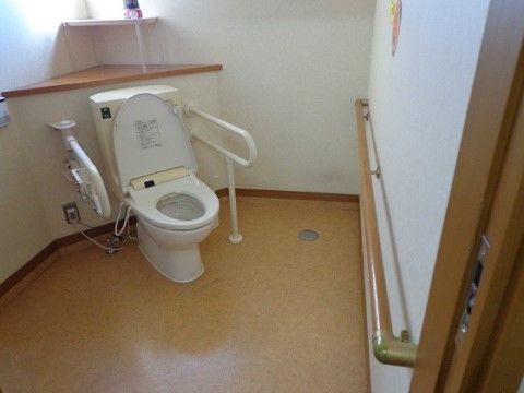 「 いっしん館「こまち」」のトイレ。介護用の手すりを設置して、移動のスムーズをしやすくしている。