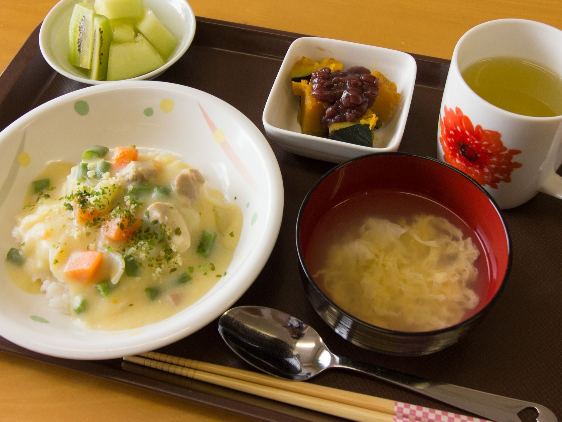 味はもちろんのこと、彩りや盛りつけなどにもこだわっている料理。施設内で調理しているので、入居者様に出来立てを提供できる。