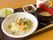 この日のメニューは、お味噌汁、ホワイトシチューをかけたご飯、カボチャと小豆の煮物である。デザートのキウイフルーツも添えてある。
