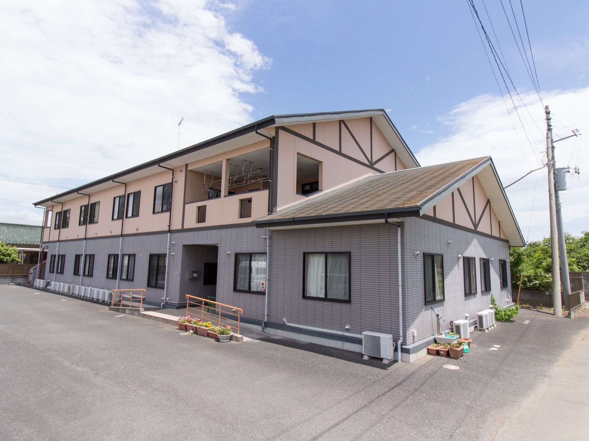 地上２階建ての施設を、斜め方向から写したものである。玄関前方には、なだらかなスロープがあり、手すりもついている。