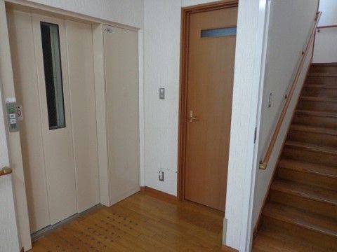 「いっしん館「麻生」」のエレベーター。車椅子の方や、足腰の悪い方も、エレベーターで移動を楽にする。