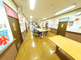 介護施設の居間と廊下の風景